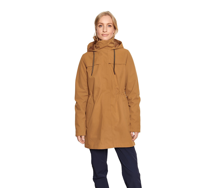 Frau trägt einen cognacfarbenen 3-in-1-Outdoormantel.