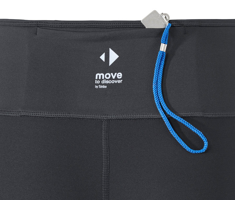 Detailansicht einer 7/8-Sporttights mit Tasche und blauer Kordel.