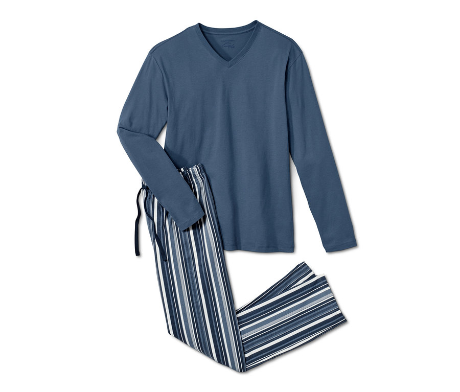 Blauer Pyjama mit gestreifter Hose.