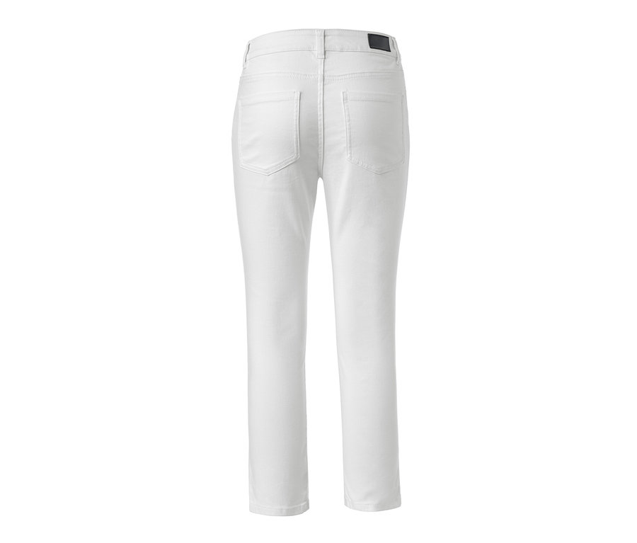 Detailansicht der Rückseite einer weißen Straightfit-Jeans.