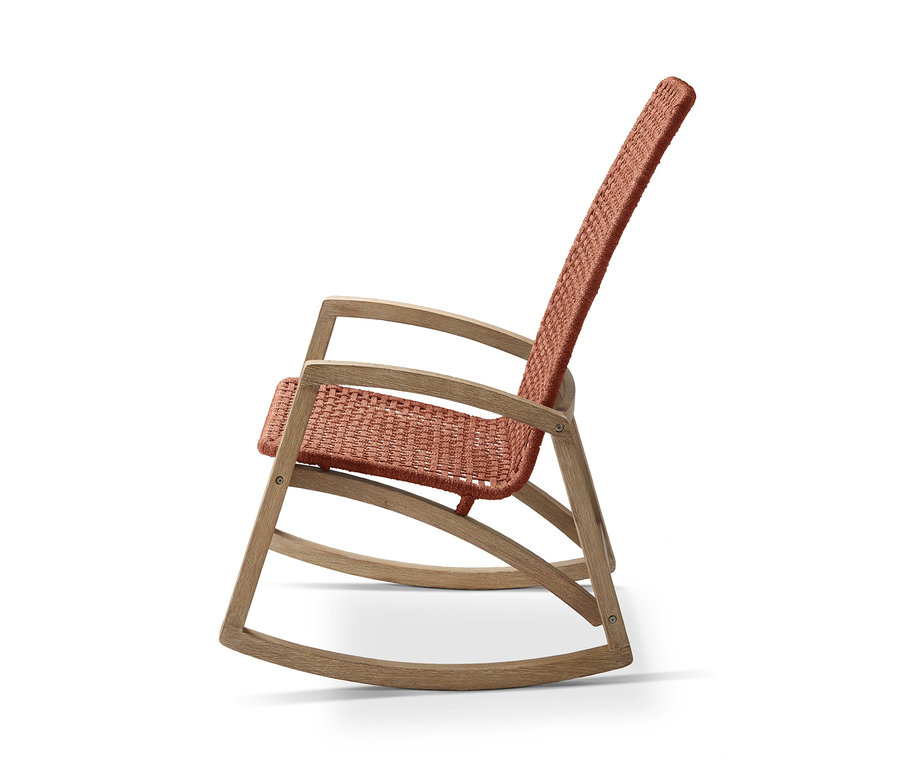Detailansicht des Garten-Schaukelsessels »Rope« mit terrakottafarbener geflochtener Rückenlehne und Armlehnen aus Naturholz.