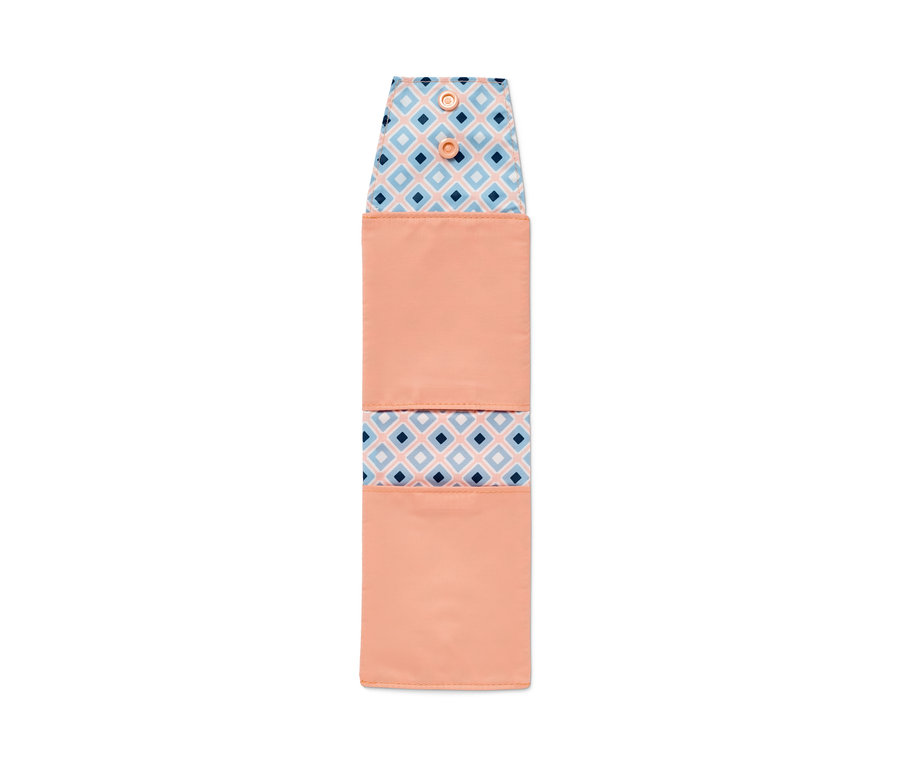 Geöffnete, pfirsichfarbene Hygiene-Tasche mit blauem und weissem geometrischem Muster.