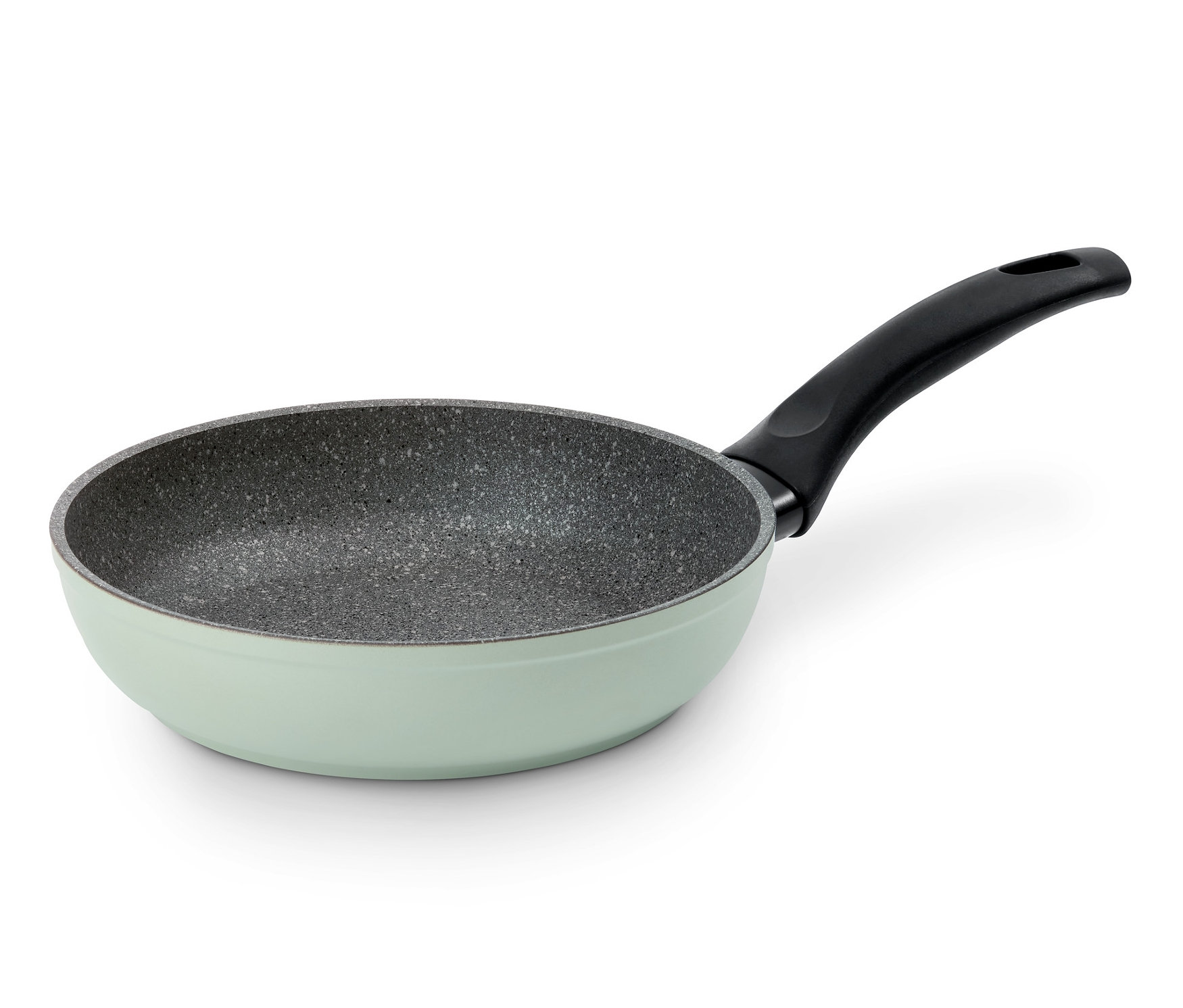 Eine Aluminium-Pfanne mit ca. 20 cm Durchmesser und schwarzem Griff liegt auf einem weißen Hintergrund.