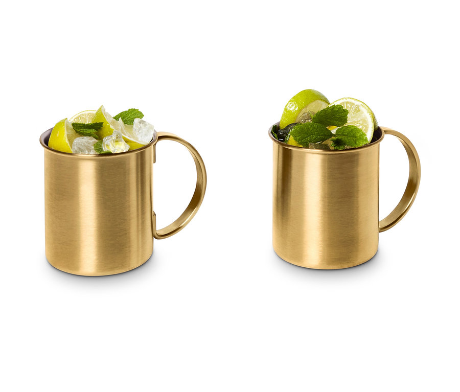 Zwei Moscow-Mule-Trinkbecher gefüllt mit Limetten, Eis und Minze.