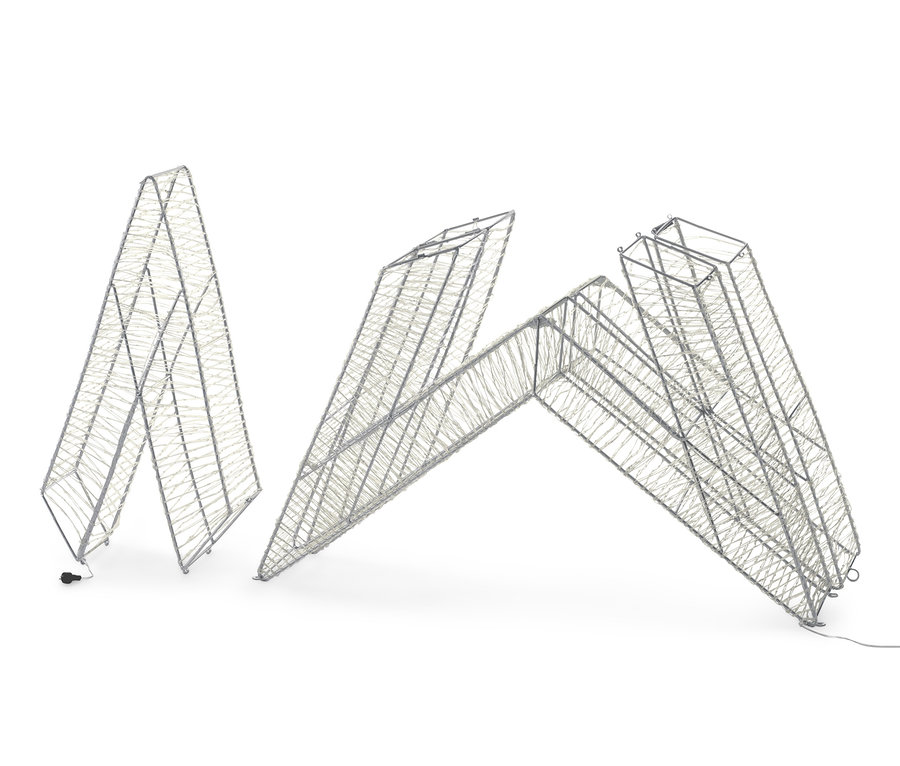 Drei silberne XXL-3D-LED-Sterne stehen auf einem weißen Hintergrund.