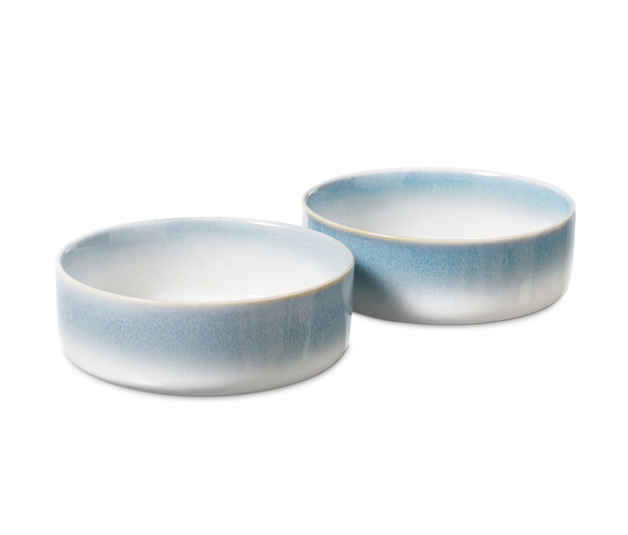 Zwei hellblaue und weiße Schalen.
