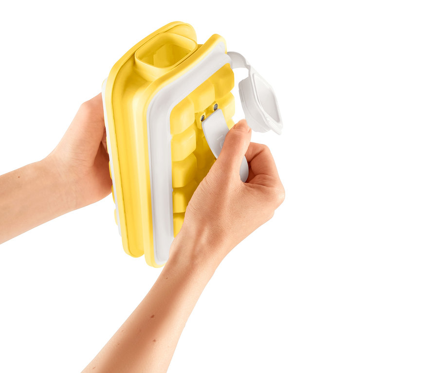 Hände öffnen den gelben Eiswürfelbereiter »ICEBREAKER® POP«.