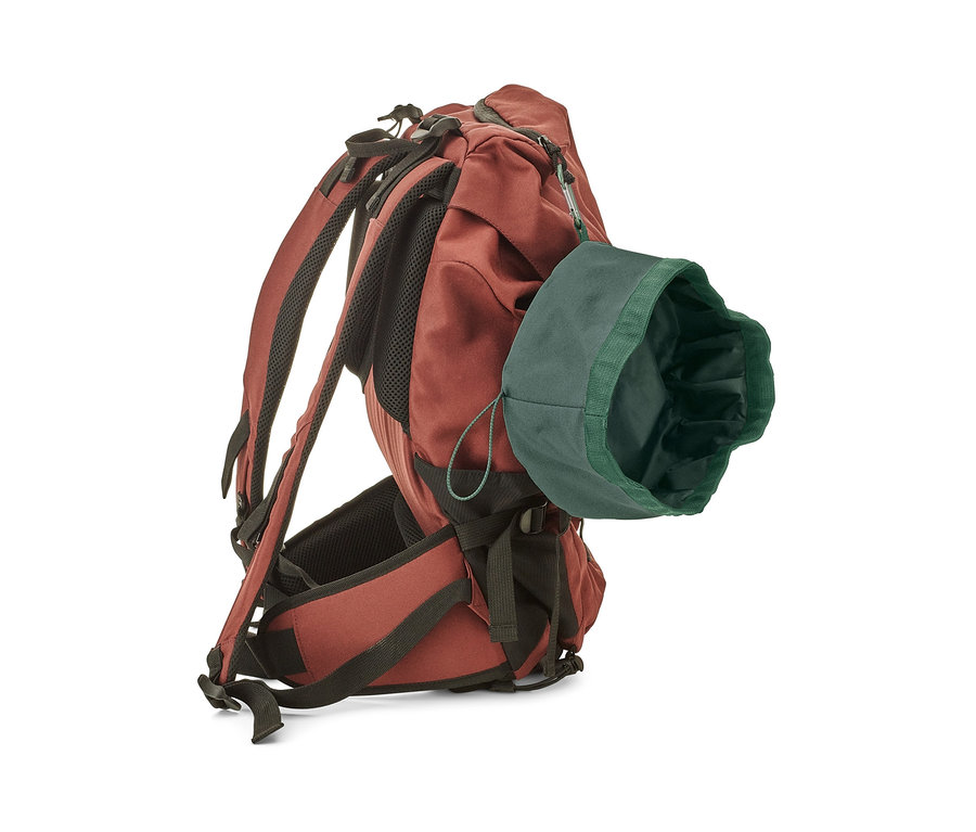 Roter Rucksack mit einem faltbaren Hundenapf.