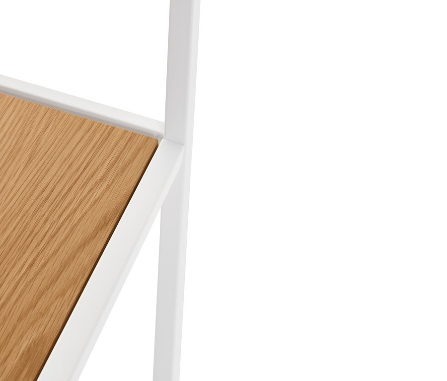 Detailaufnahme eines kleinen Standregals.