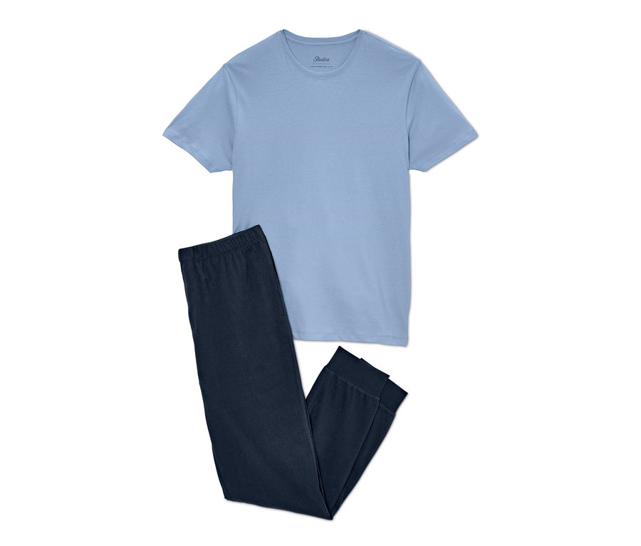 Blauer Pyjama bestehend aus T-Shirt und Hose.