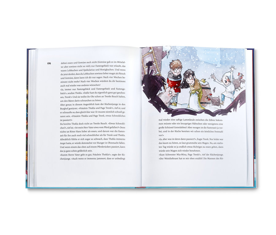 Illustration in geöffnetem Buch zeigt eine Gruppe von Comicfiguren und Tieren in einer Szene, vermutlich aus einer Geschichte. Buch »Wahrlich frohe Weihnachten«.