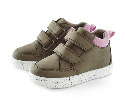 Zwei khaki Sneaker mit Klettverschluss und weißer Sohle mit schwarzen Sprenkeln.