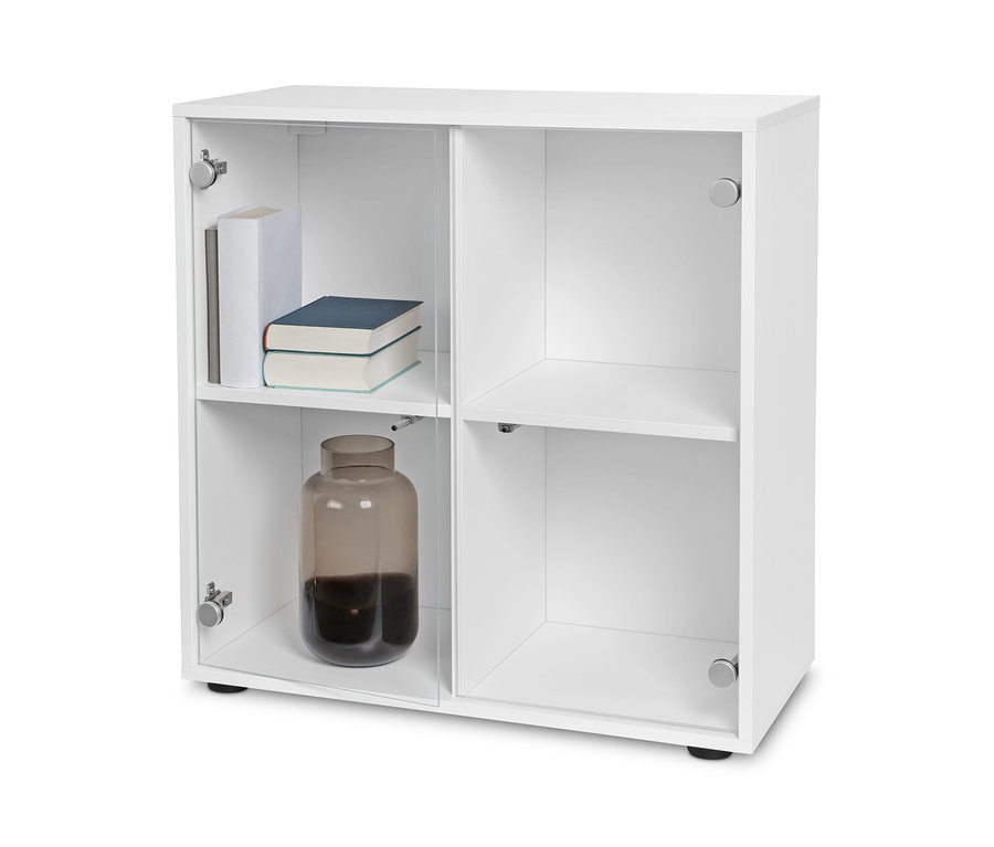 Weißes Regalmodul »Flemming« ca. 75 x 75 cm mit Glastüren, in dem Bücher und eine Vase stehen.