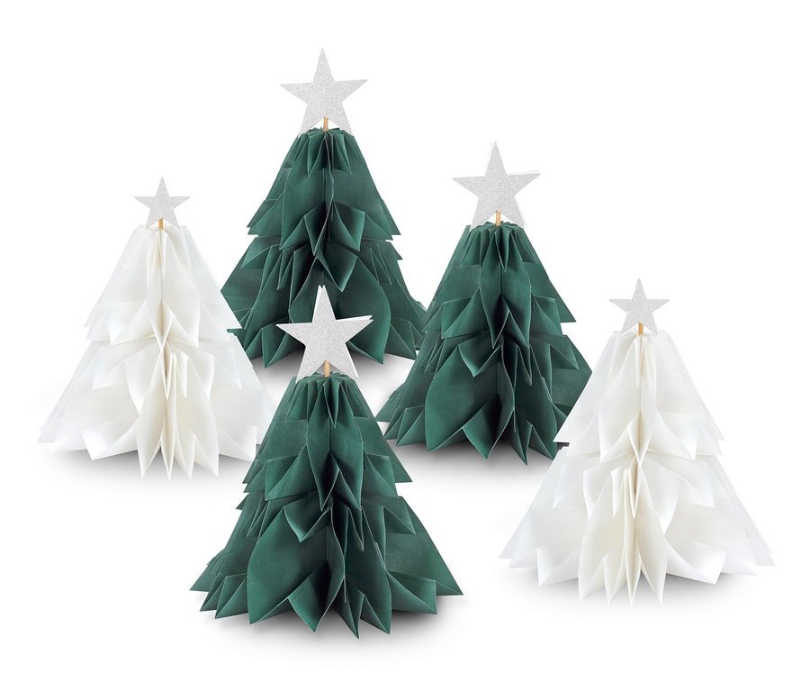 Fünf Papierbäume aus dem Papierbaum-Bastel-Set. Drei sind grün und zwei weiß. Alle haben einen silbernen Stern an der Spitze.