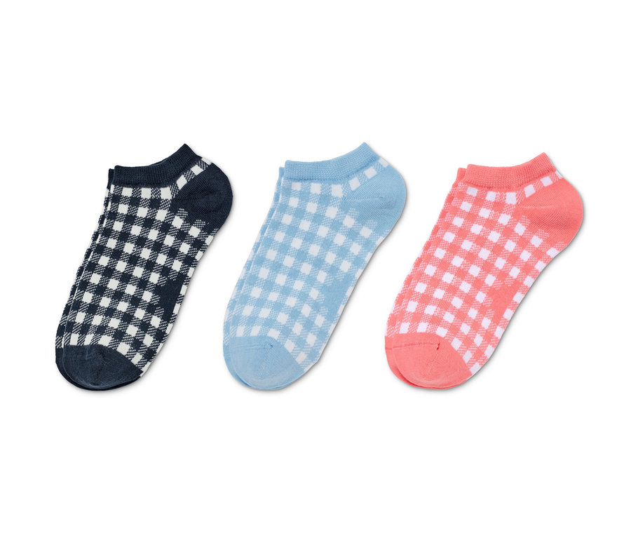 Drei Paar Sneakersocken mit Karomuster in Schwarz, Blau und Rosa.