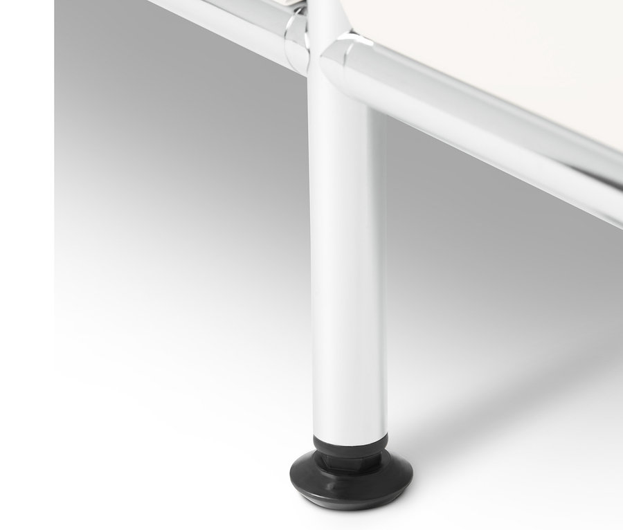 Detailansicht des Lowboards Metall »CN3« mit Klappenfächern in Weiß, mit verchromtem Bein.