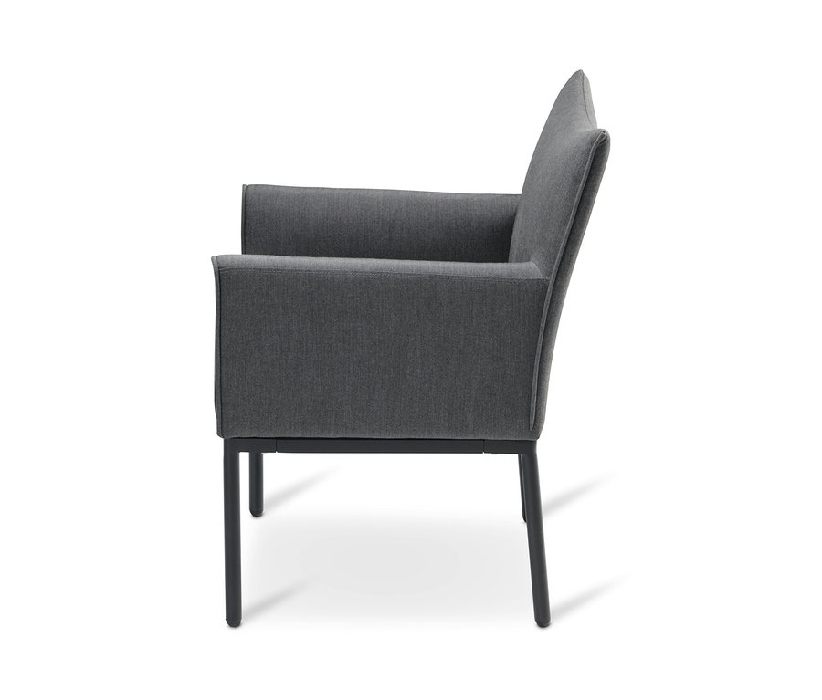 Seitenansicht eines grauen Premium-Dining-Sessels mit Sunbrella®-Stoff auf weißem Hintergrund.