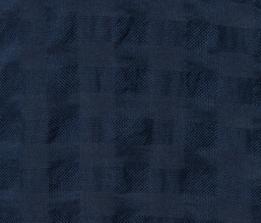 Detailaufnahme einer blauen Tunika mit Webstruktur.
