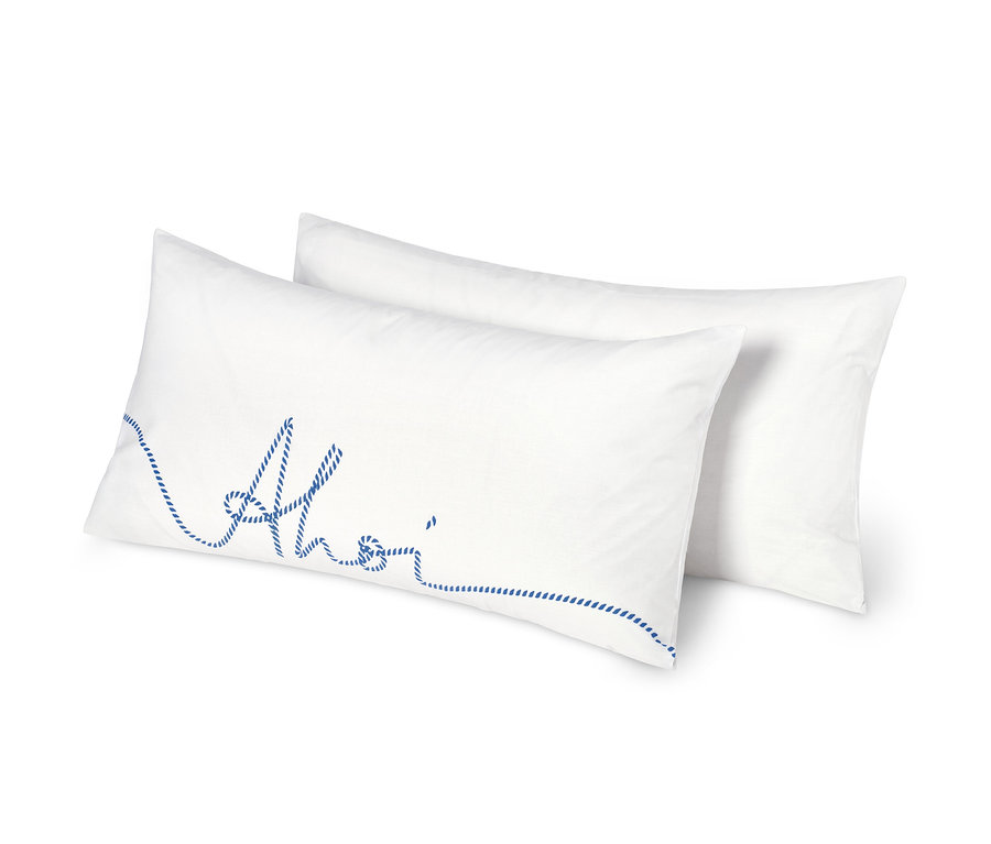 Zwei weisse Renforcé-Kopfkissenbezüge »Ahoi« mit blauem Schriftzug, je ca. 80 x 40 cm.