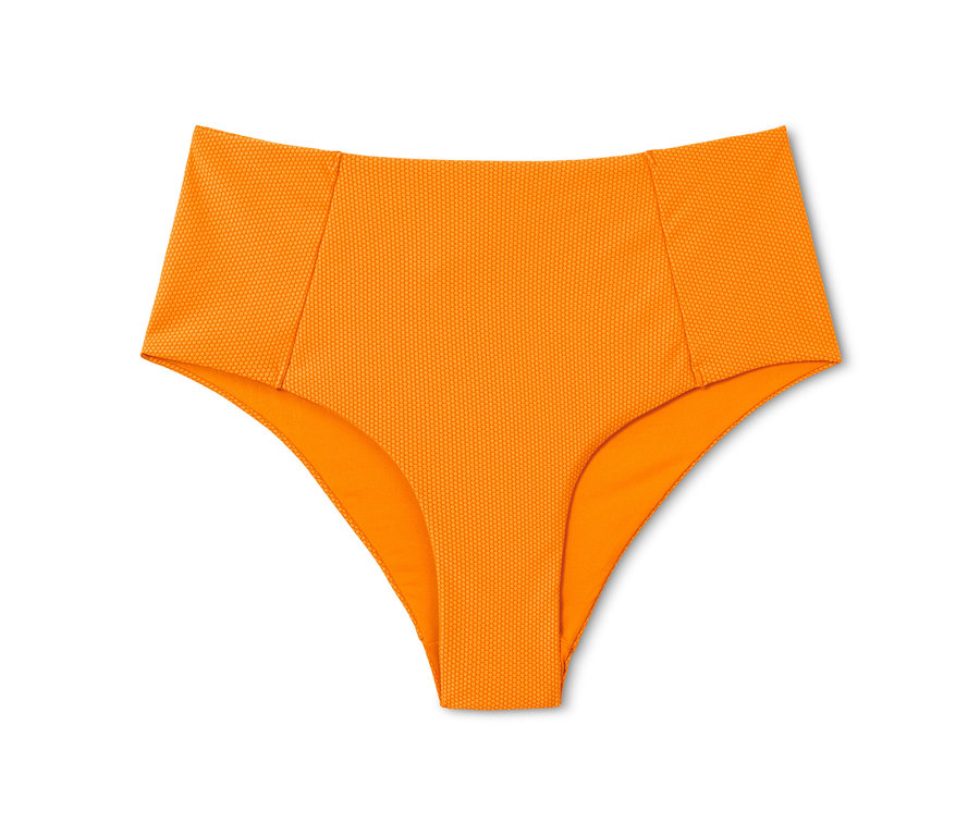 Orangefarbener Bikinislip mit strukturierter Oberfläche auf weißem Hintergrund.