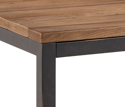 Detailansicht einer Ecke des Actona Esstischs »Vintage« mit Holzplatte und Metallbeinen.