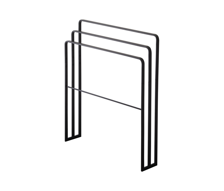 Schwarzer YAMAZAKI Badehandtuch-Ständer »TOWER« mit drei Stangen.
