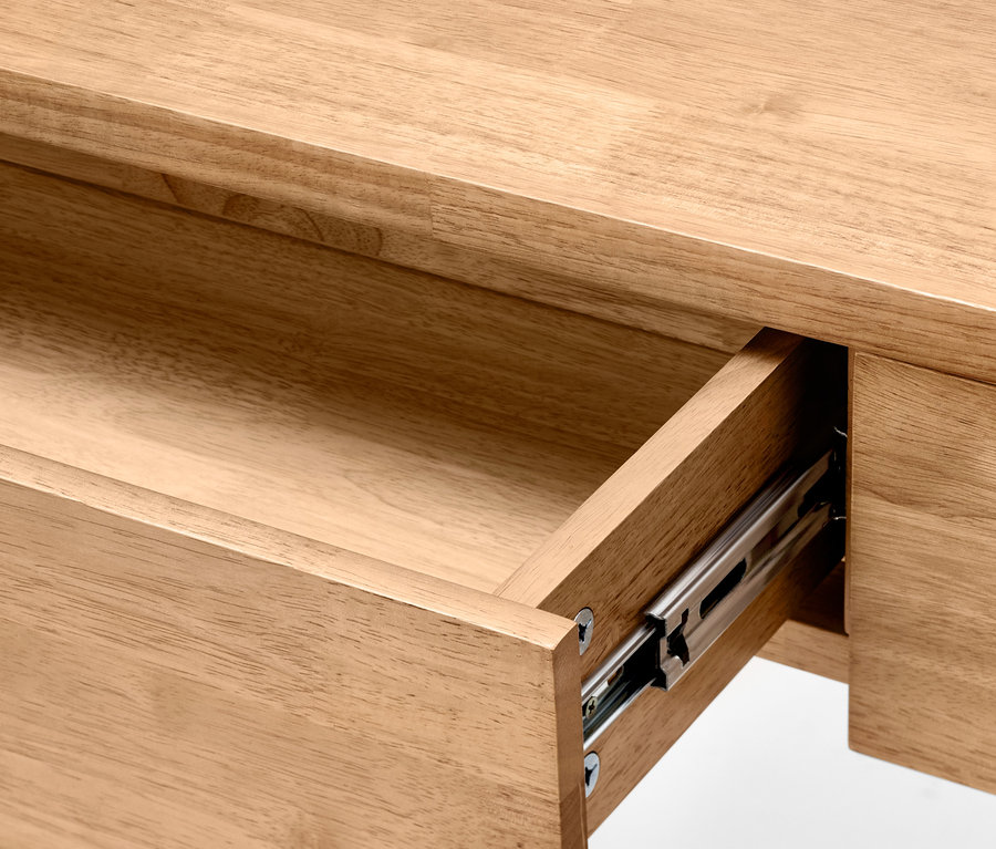 Detailansicht einer Konsole aus Massivholz mit offener Schublade.