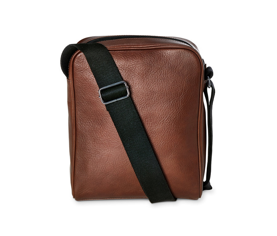 Eine braune Leder-Crossbag mit einem schwarzen Gurt.