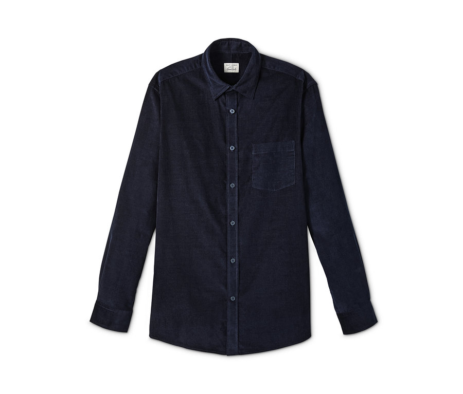 Dunkelblaues Cordhemd mit langen Ärmeln und Knöpfen.