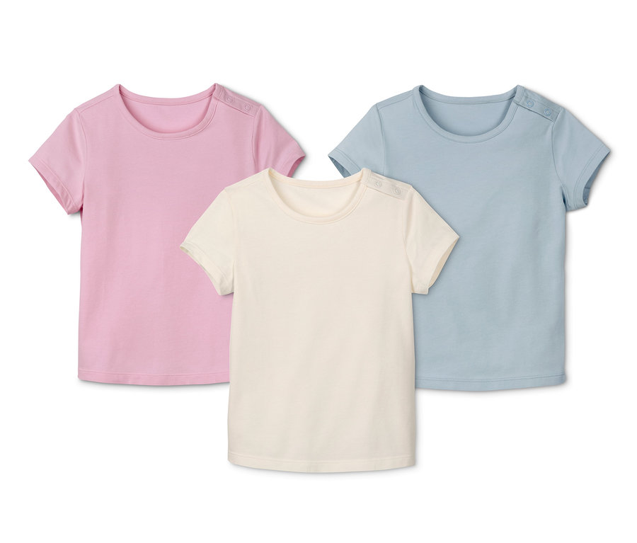 Drei Baumwoll-T-Shirts in Rosa, Creme und Hellblau.
