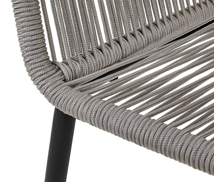 Detailansicht eines Gartensofa-Sets aus Textilgeflecht in Grau.