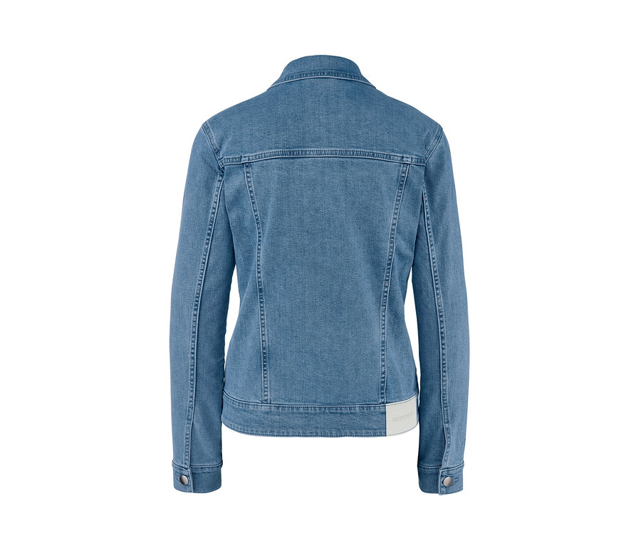 Eine blaue Jeansjacke von hinten.