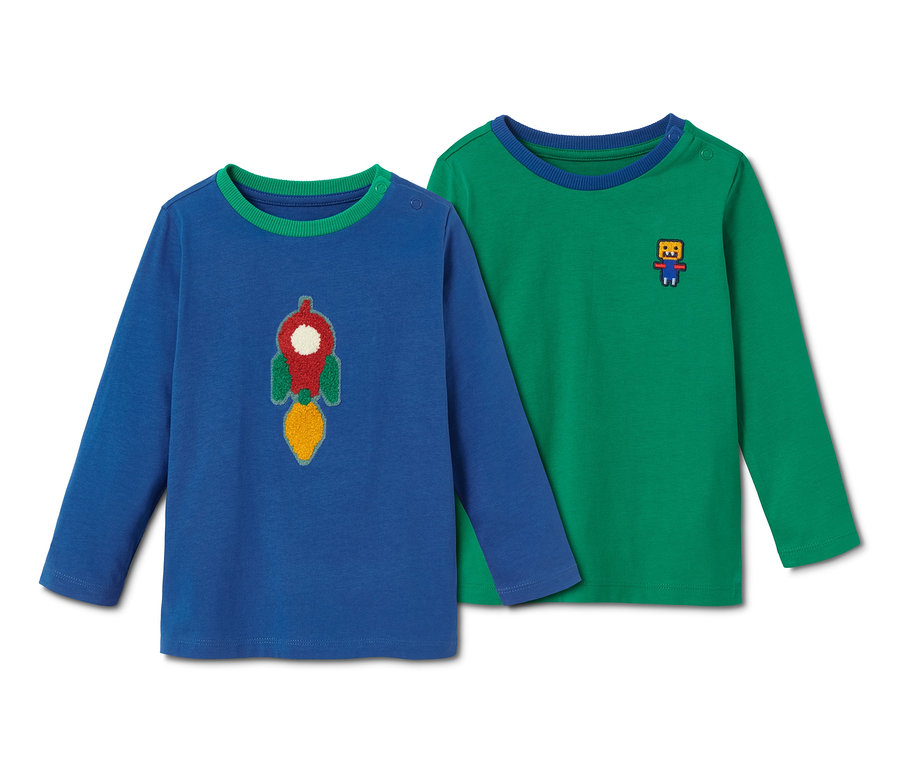 Zwei Langarmshirts: ein blaues mit einer Rakete und ein grünes mit einem Roboter.