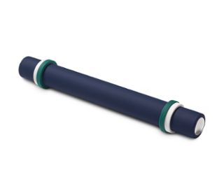 Ein blauer Teigroller mit weißen Enden und grünen Ringen.