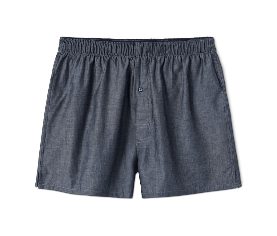 Nahaufnahme einer einzelnen blauen 5 Web-Boxershorts.