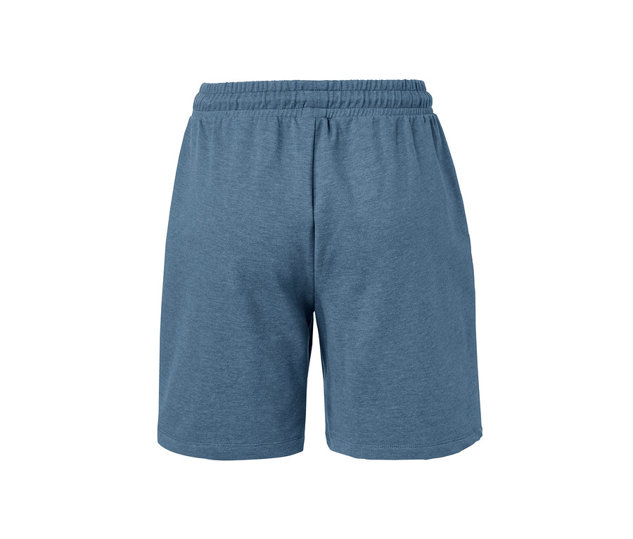 Blaue Sweat-Shorts.