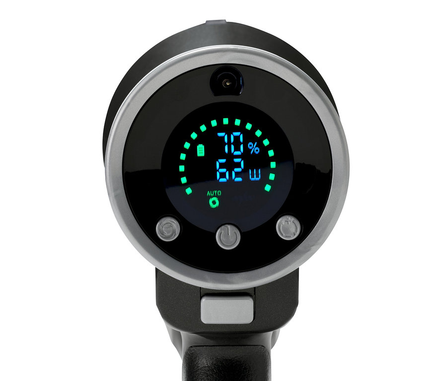 Detailansicht eines schwarzen digitalen Akkusaugers, der 70 % Akkuladung und 62 W Leistung anzeigt.