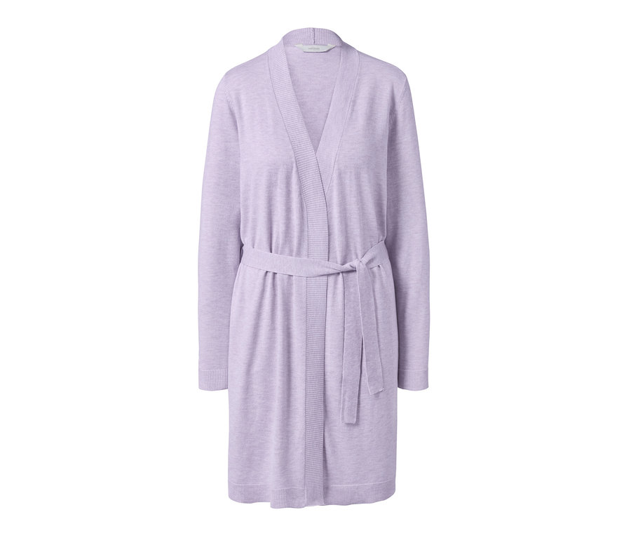 Lila Feinstrick-Cardigan mit Gürtel.