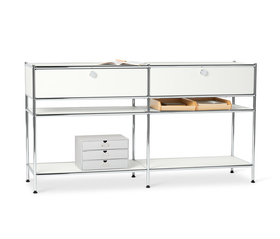 Zwei weiße Metall Konsolen »CN3« mit je 2 Schubladen stehen nebeneinander. Auf der Oberseite der Konsole liegt ein Buch.