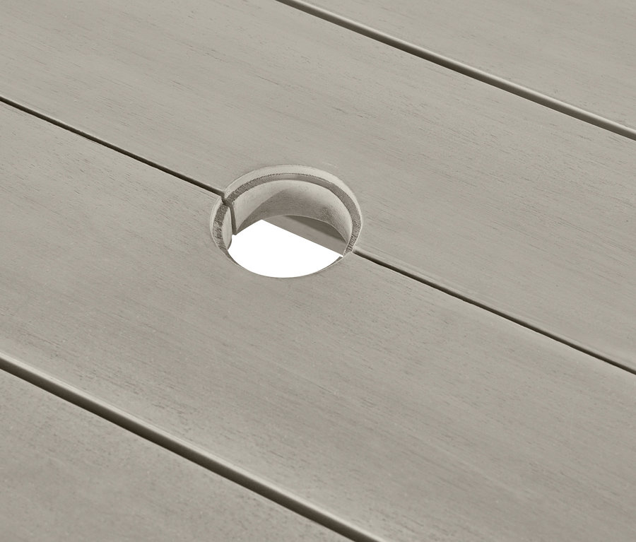 Detailaufnahme des Dining-Sets »Leira« mit Ausziehtisch, der eine Aussparung für einen Sonnenschirm zeigt.