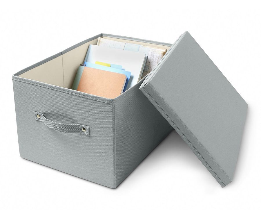 Eine geöffnete, graue Ordnungskiste mit Deckel, gefüllt mit Papier und Ordnern.