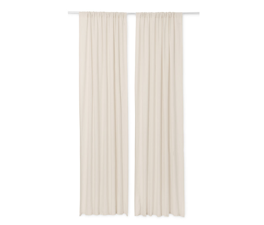 Zwei beige Leinen-Vorhangschals hängen nebeneinander.