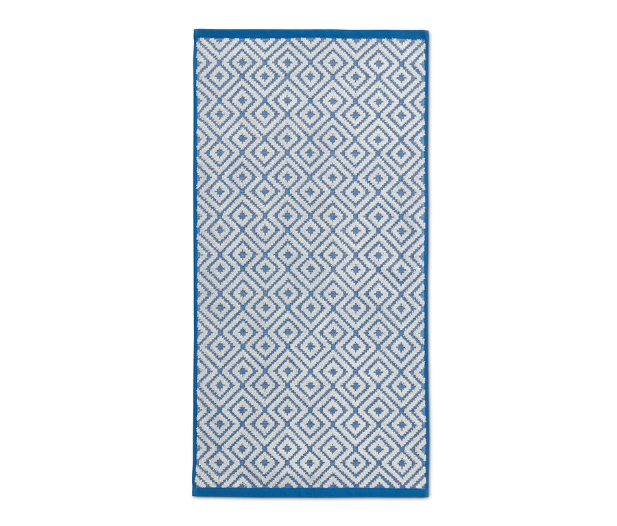 Blau-weißes Handtuch mit geometrischem Muster.