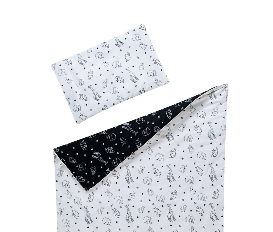 Draufsicht auf eine ausgebreitete Schardt Origami Black Bettwäsche mit schwarz-weißem Tiermuster.