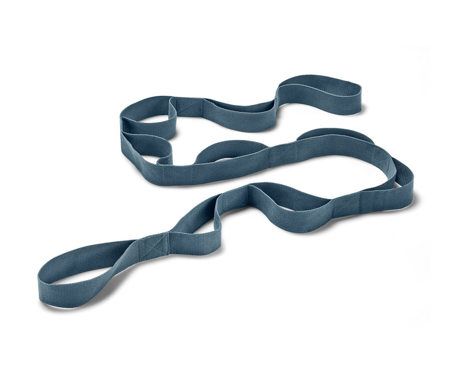Ein blauer Stretch-Strap liegt auf einem weißen Hintergrund.