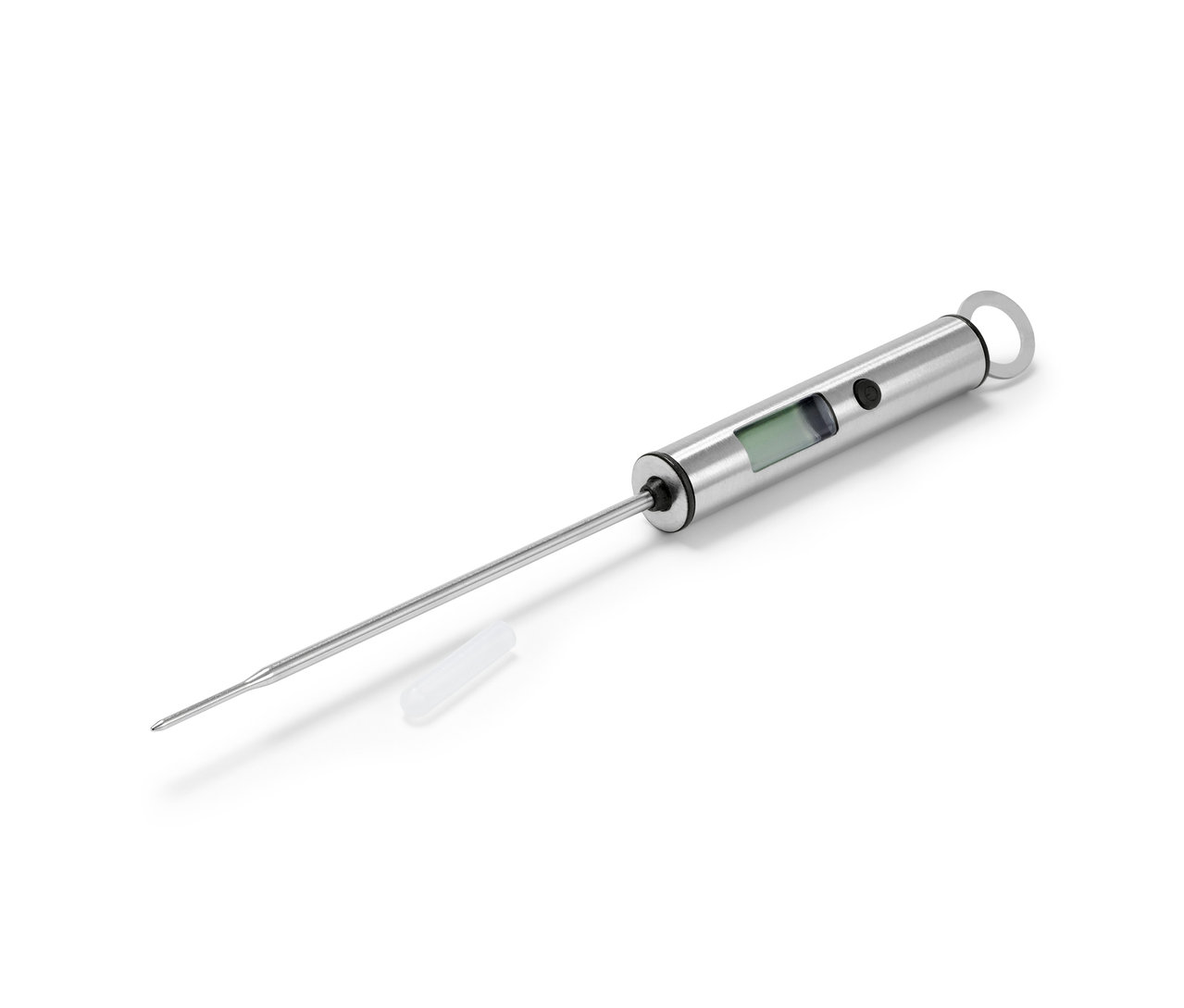Ein digitales Bratenthermometer mit silbernem Gehäuse und Display liegt auf einer weißen Oberfläche. Eine Schutzhülle liegt neben der Nadel.