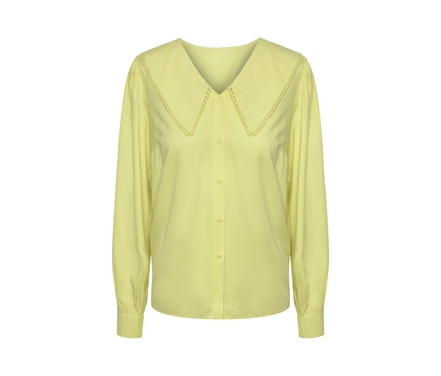 Gelbe Bluse mit Kragen und langen Ärmeln.