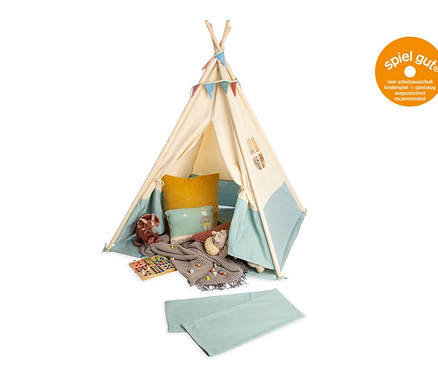 Ein beiges Pinolino Zelt »Tipi Yuma« mit türkisen Details, geschmückt mit bunten Flaggen und Plüschtieren.