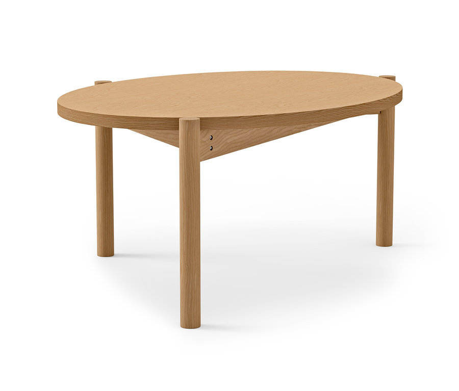Ovaler Couchtisch aus hellem Holz mit vier runden Beinen.