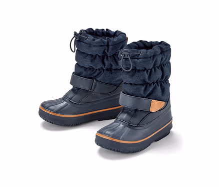 Zwei blaue Kinder-Allwetterstiefel stehen auf weißem Grund.